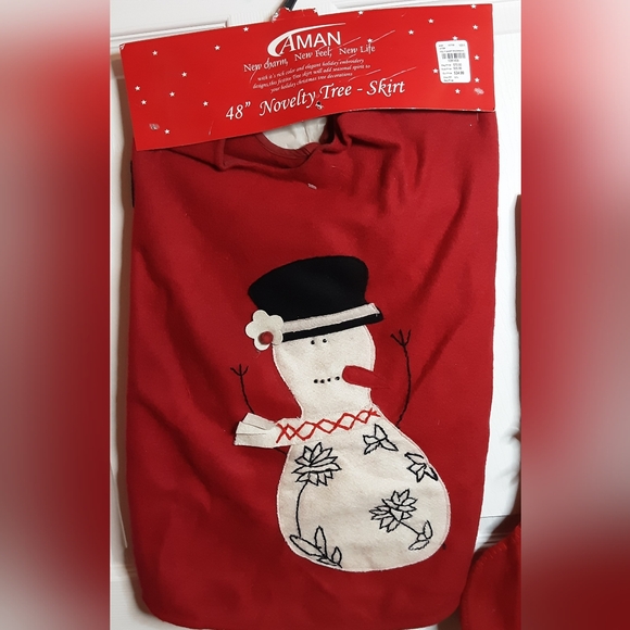 NWT Novelty 48" Christmas Tree Skirt & (2) Matching Stockings - red w/snowman - Picture 2 of 9